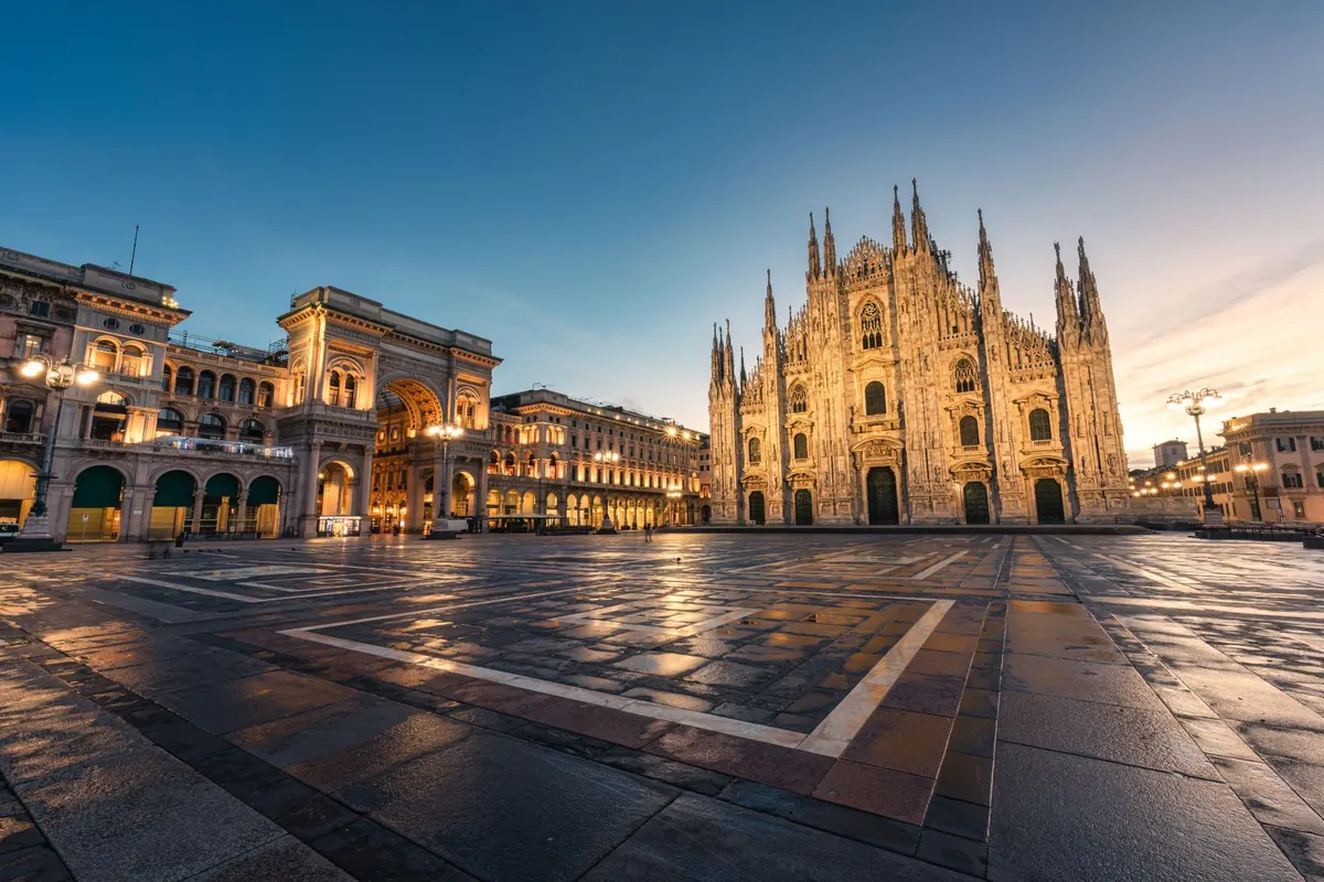Piazza del Duomo a Milano con la facciata del Duomo e la Galleria Vittorio Emanuele II