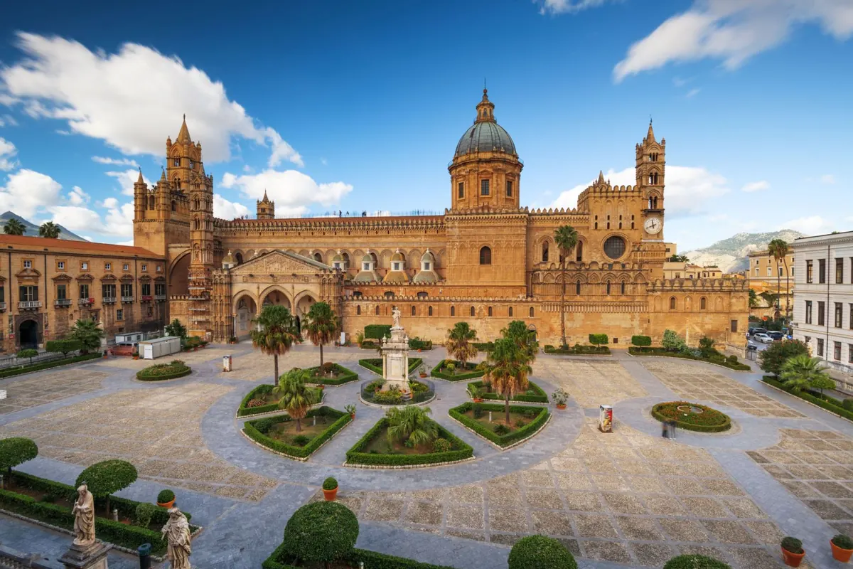 La Cattedrale di Palermo e la piazza con le aiuole e le palme viste dall alto