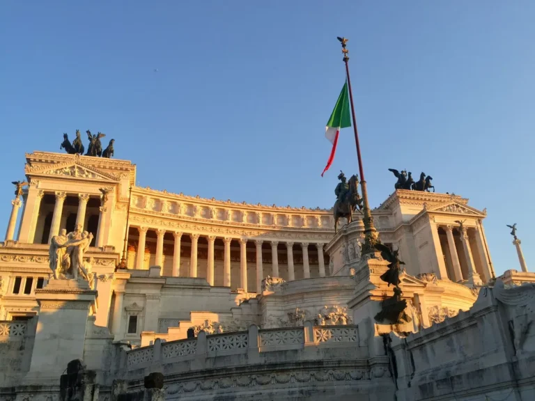 Il Vittoriano a Roma illuminato dalla luce del tramonto